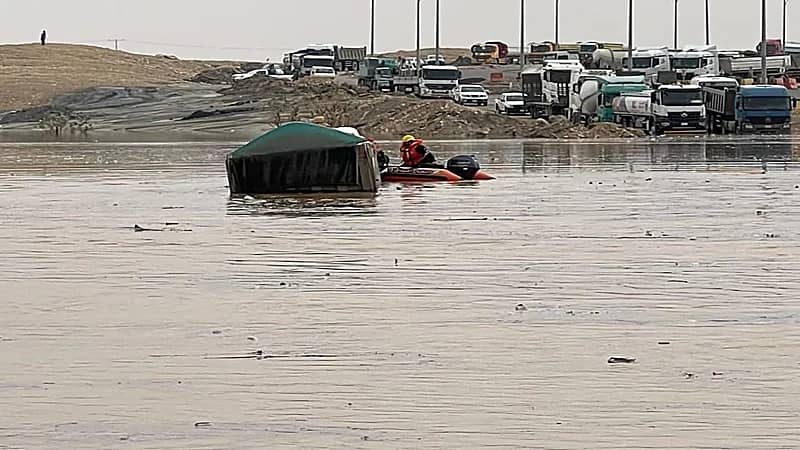 إنقاذ شخص علقت شاحنته في شعيب صلبوخ