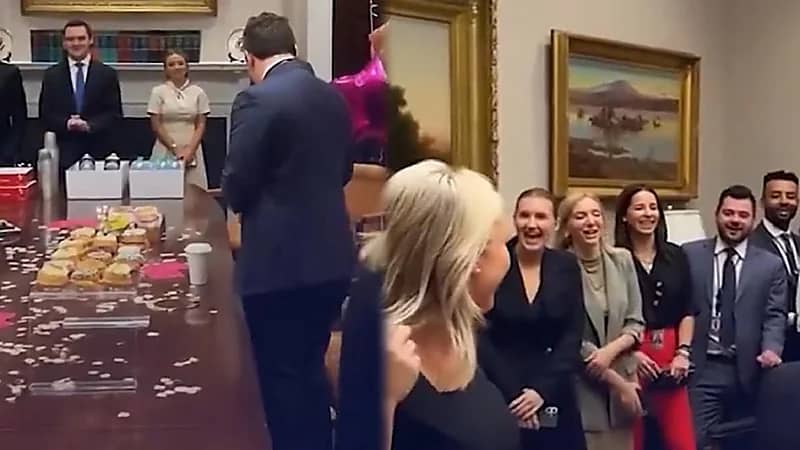 المتحدثة بإسم البيت الأبيض ترقص بين أفراد فريقها احتفالاً بعيد ميلادها الـ 28.. فيديو