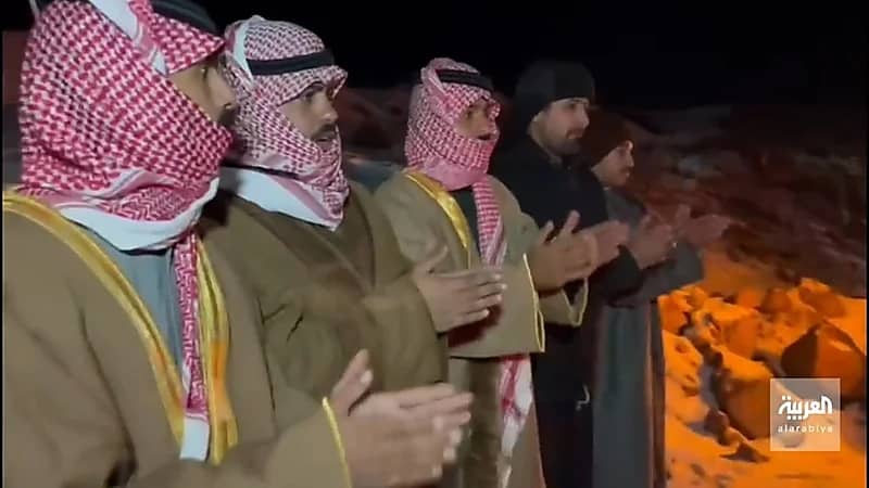 بالفيديو.. شبان يؤدون رقصة الدحة الشعبية احتفاء بتساقط الثلوج على قمة جبل اللوز