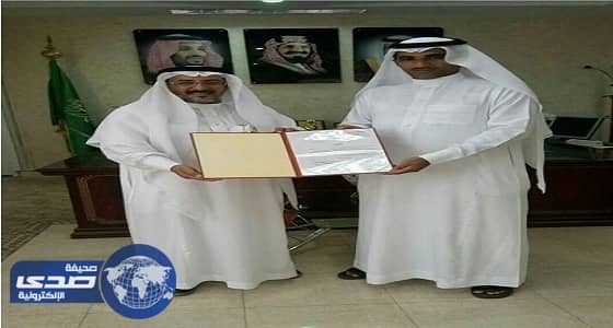 تعليم عسير يكرم مشرف تربوي أنقذ سكان عمارة