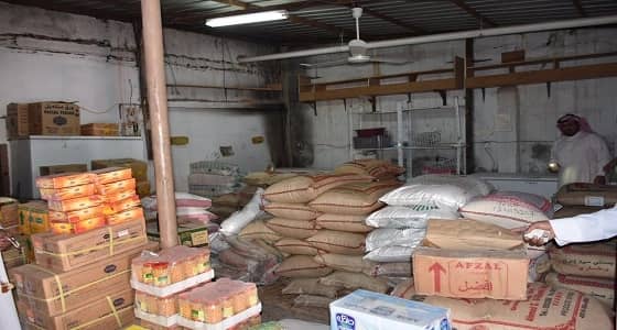 بلدية محافظة طريف تضبط مستودعا مخالفا وتصادر 4 طن من المواد الغذائية الفاسدة