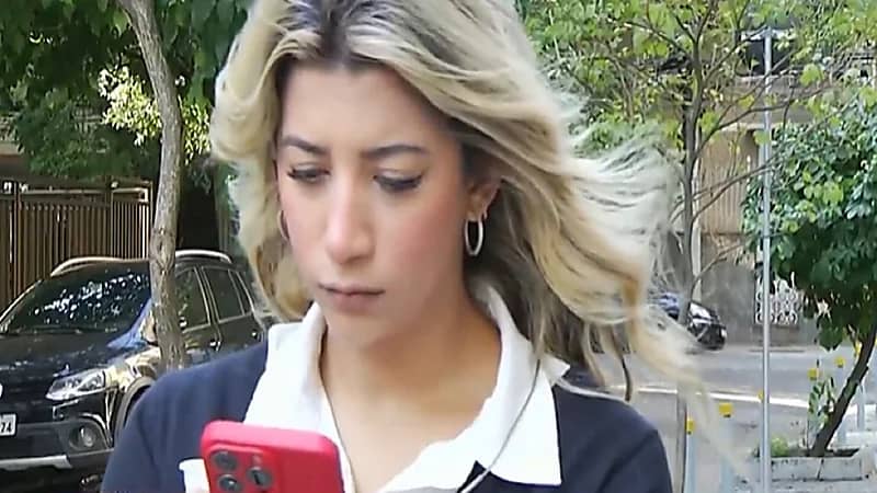 لص يسرق هاتف مراسلة قبل لحظات من ظهورها في بث مباشر.. فيديو