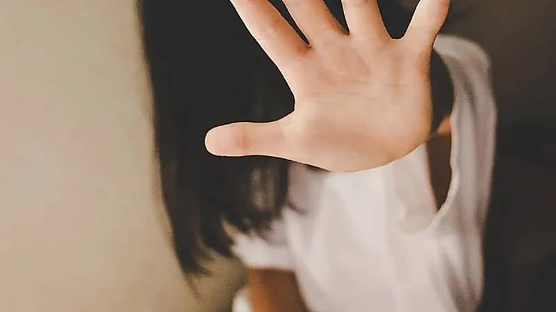 شاب يختطف شقيقته ويحاول تصويرها عارية مع صديقه