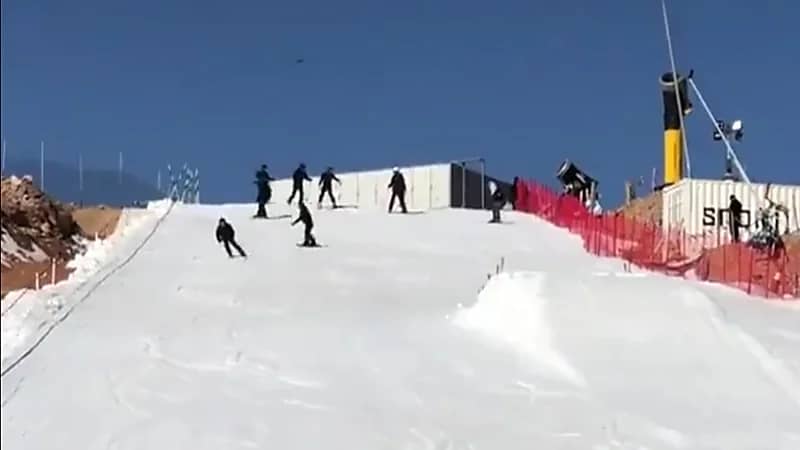 شاهد.. متزلجون على "جليد تروجينا" خلال تجارب إنتاج الثلج