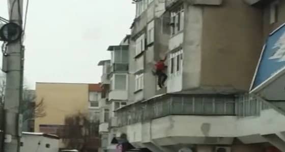 بالفيديو.. شاب يلقي والده من شرفة منزله ورد فعل صادم للمارة