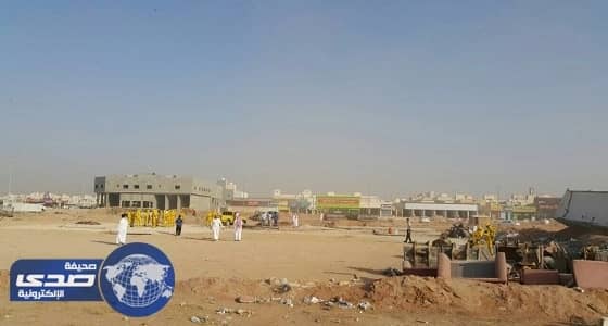 بالفيديو.. بلدي الرياض يشرف  على إزالة التعديات في حي الرمال