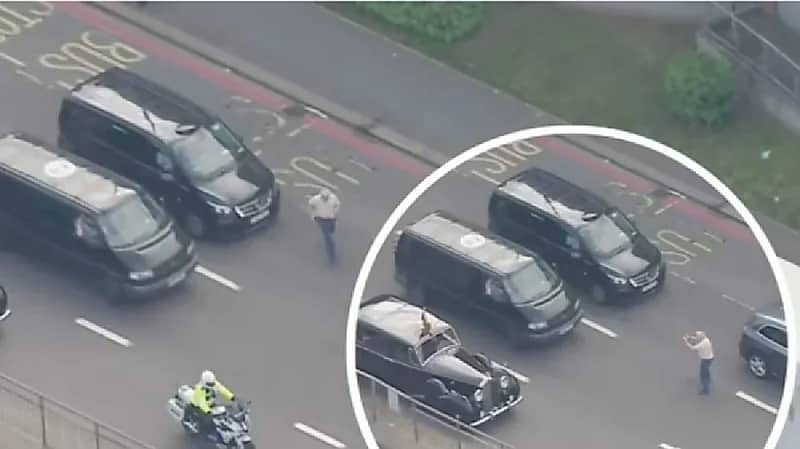 شاهد .. شخص يعترض موكب الملك تشارلز لالتقاط صورة!