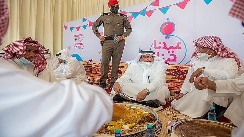 بالفيديو .. أمير القصيم يعايد على الأهالي ويشاركهم فرحة العيد