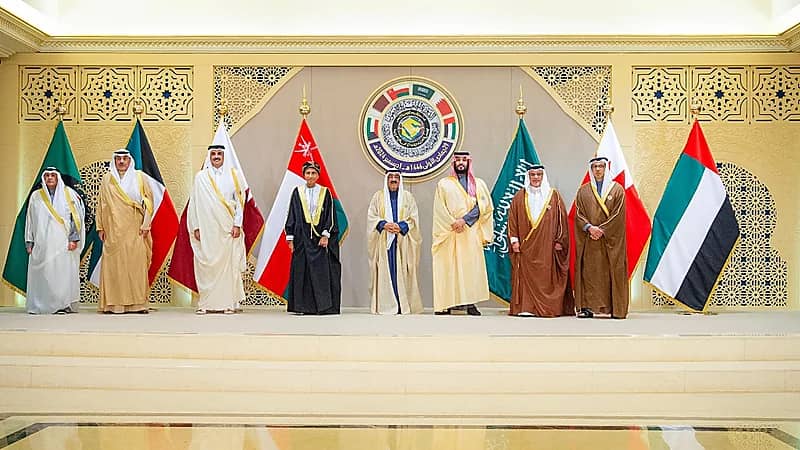 صورة جماعية لولي العهد مع رؤساء وفود القمة الخليجية الـ 45 ..فيديو