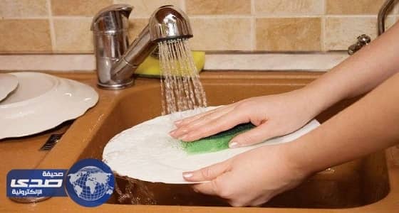 مواطنات يعرضن خدماتهن لـ«غسيل المواعين» في رمضان بأسعار متفاوتة