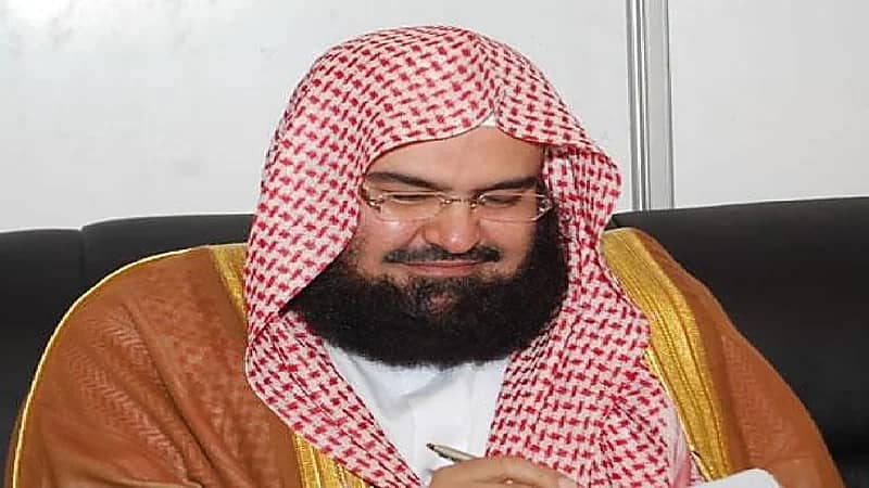 شاهد .. السديس يزور مدرسة" ابنه" بمكة ويستمع لتلاوات الطلاب