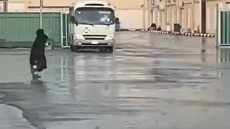 مقطع مدهش يوثق فرحة طالبة منقبة بالأجواء الممطرة .. فيديو