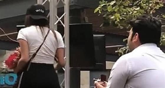 بالفيديو.. رد فعل قاسي لفتاة عرض حبيبها الزواج عليها أمام المارة