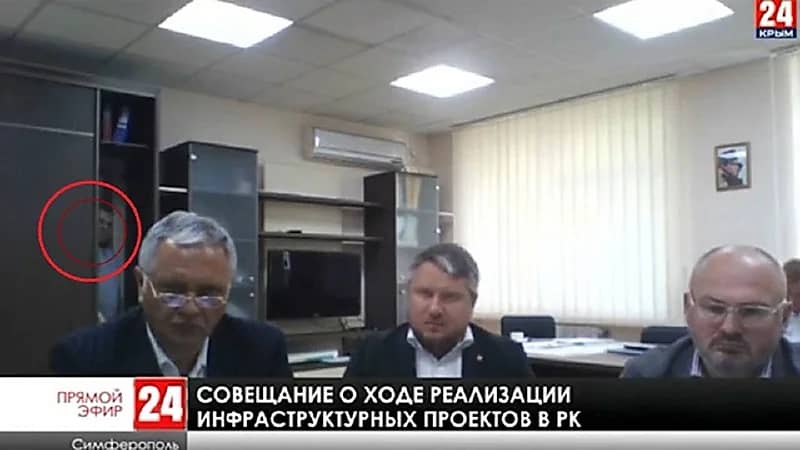 بالفيديو.. مسؤول يخرج من خزانة ملابس خلال اجتماع رئاسي