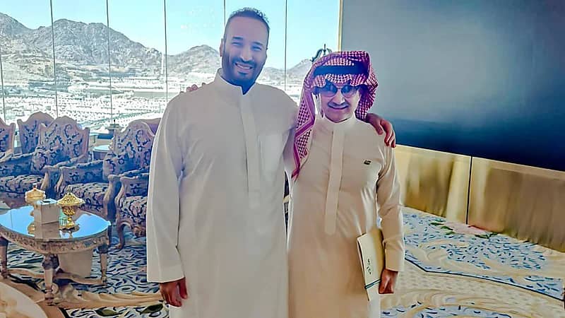 الأمير الوليد بن طلال يحتفل بعيد الأضحى بصورة مع ولي العهد