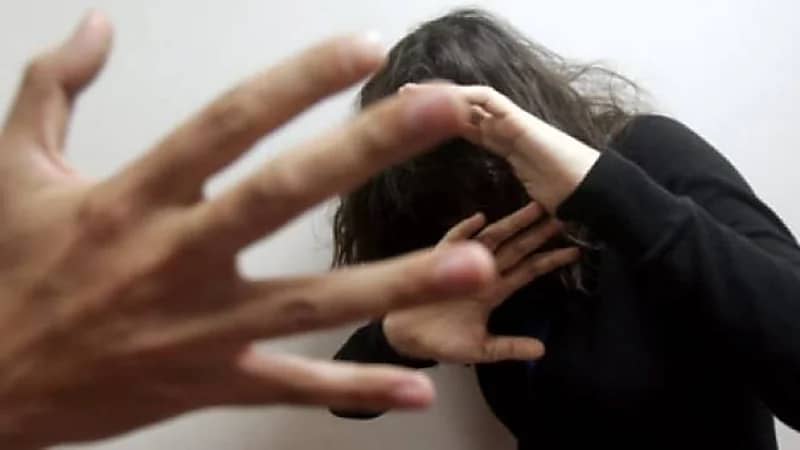 أب يقتل طفلته ضربا ويفر هاربا