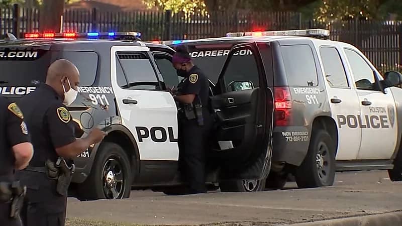 محاولة اقتحام منزل تنتهي بمقتل رجلين ادعيا أنهما شرطيان.. فيديو