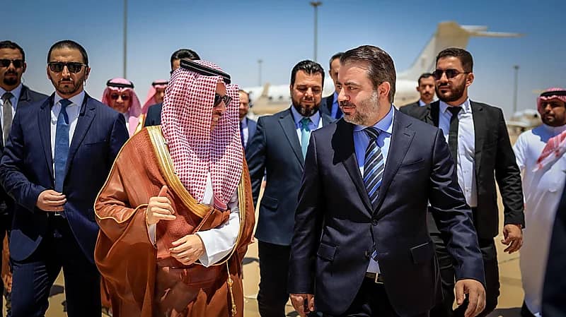 خبير مصرفي يكشف عن خطورة رمي إيصالات الصراف الآلي دون إتلافها "فيديو"
