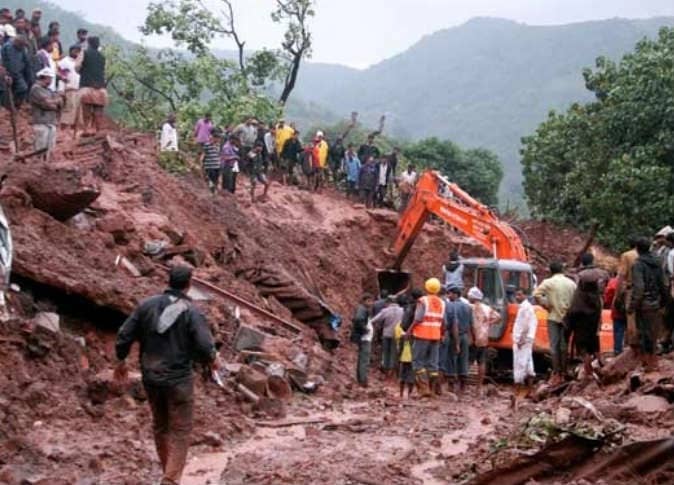 بالصور.. العمالة الوافدة تسيطر على سوق الخضار في صبيا بجازان