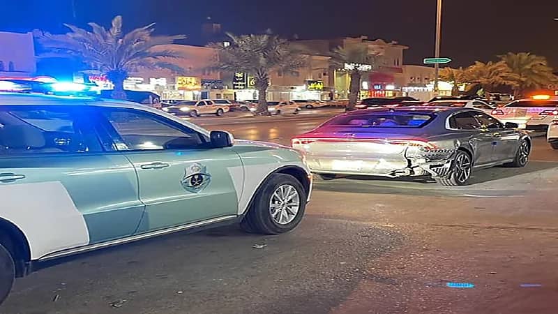 ضبط شخص قاد مركبته على الطريق دون الجلوس على مقعد السائق