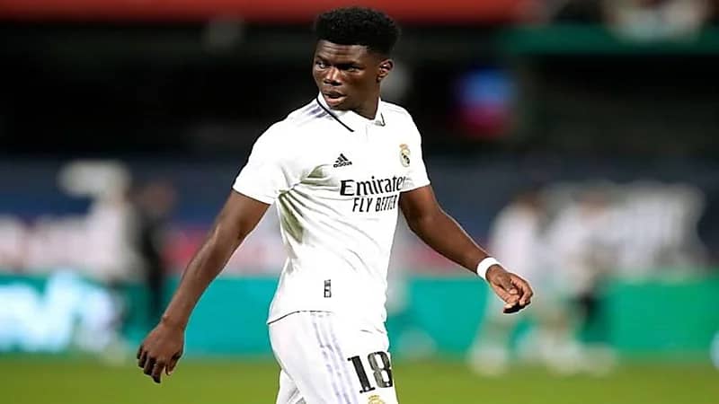 مفاجأة نجم ريال مدريد لمذيعة شهيرة على الهواء .. فيديو