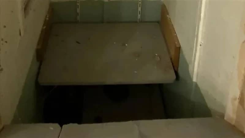 زوجان يكتشفان غرفة سرية داخل الجدار