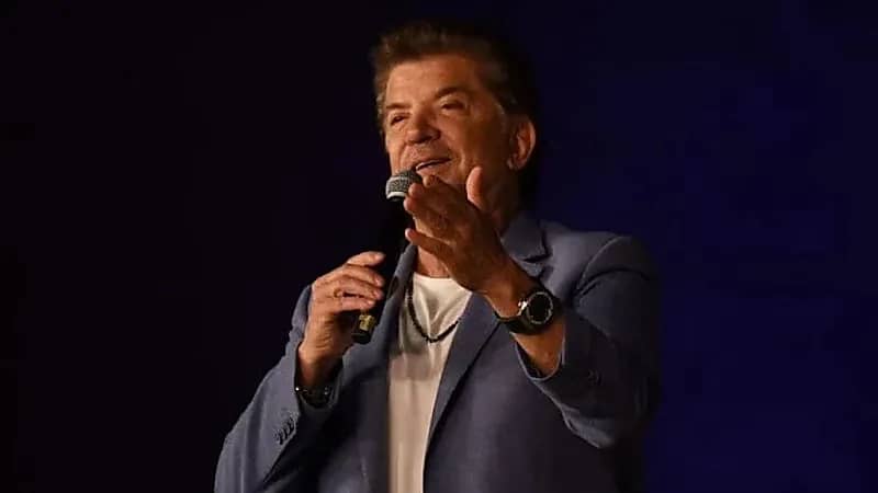 وليد توفيق يروي موقف غريب من معجبة أوقفت حفل غنائه