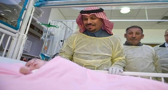 بالصور..وزير الحرس الوطني يطمأن على صحة التوأم الفلسطيني " حنين وفرح "