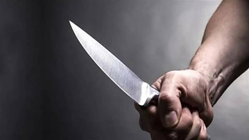 ستيني يقتل ابنه طعنا ويسلم نفسه للشرطة 