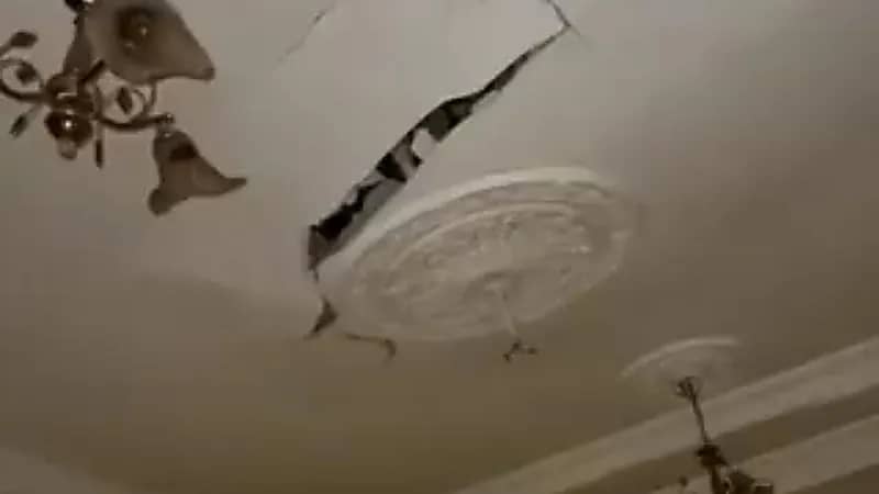 بالفيديو.. سقوط سقف منزل بشكل مفاجئ في صبيا