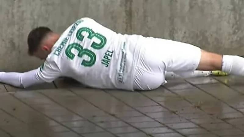 بالفيديو.. لاعب يتعرض لأسوأ الإصابات بمباراة كرة قدم