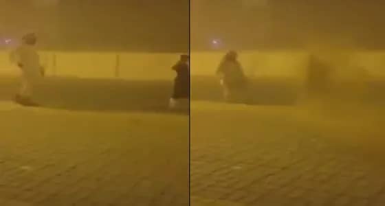 بالفيديو.. شابان ينثران التراب في الهواء لتعليق الدراسة