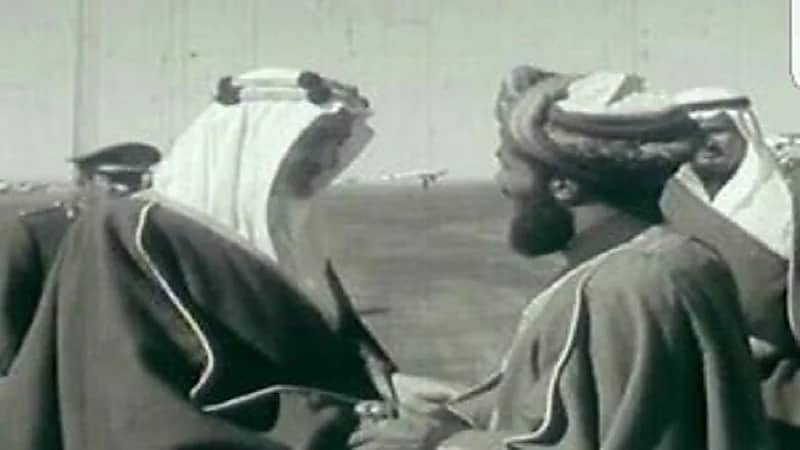 صورة نادرة للسلطان قابوس أثناء زيارته المملكة