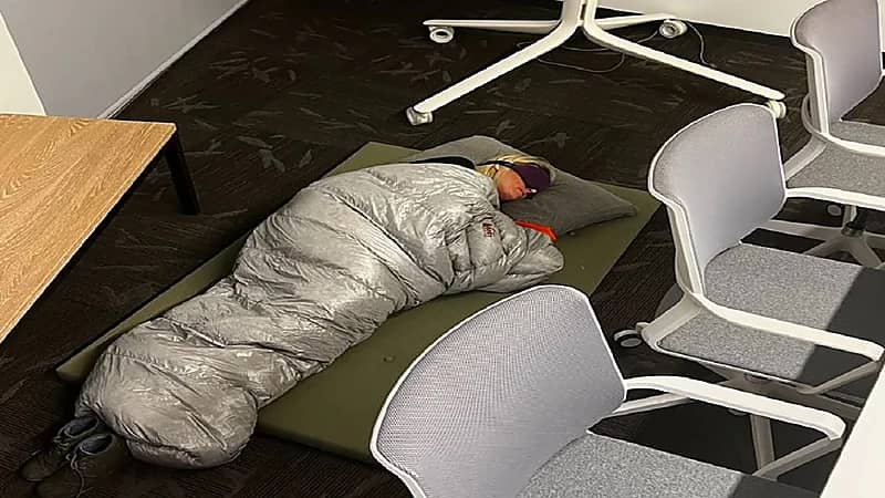 بعد ظهورها نائمة بمقر عملها..إيلون ماسك يسرح مديرة موالية له "بتويتر"