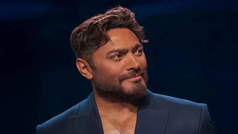 تامر حسني يعود للقاهرة بعد جراحة دقيقة لإزالة ورم