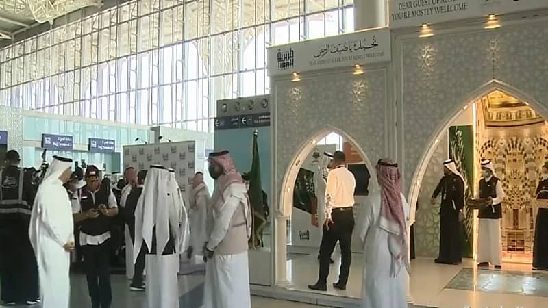 ‏بالفيديو.. وصول أولى طلائع الحجاج الإندونيسيين إلى المدينة