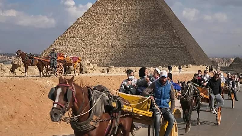 فيديو تحرش جماعي بسائحات في ” الأهرامات“ يغضب المصريين