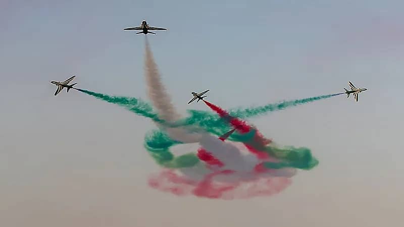 بالصور .. عرض جوي ضخم يزين سماء الخبر