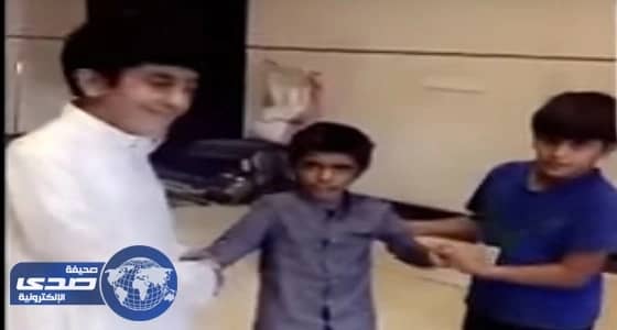 بالفيديو.. «العودة» يوثق اللحظات الأولى لخروج نجله من المستشفى على قدميه