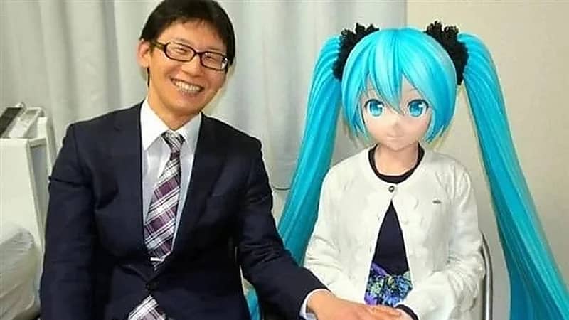 رجل يقع بغرام دمية افتراضية ويتزوجها