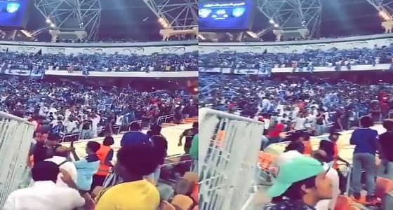 بالفيديو.. جماهير الأهلي ترمي مدرج الهلال بزجاجات المياه