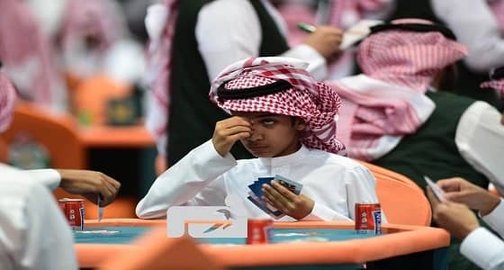 بالصور.. تأهل أصغر مشارك في بطولة " البلوت " إلى الجولة الثانية