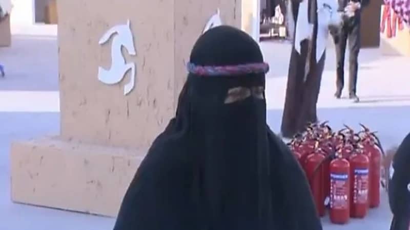 شاهد.. عفوية "أم عائشة" خلال مشاركتها في الاحتفال بيوم التأسيس