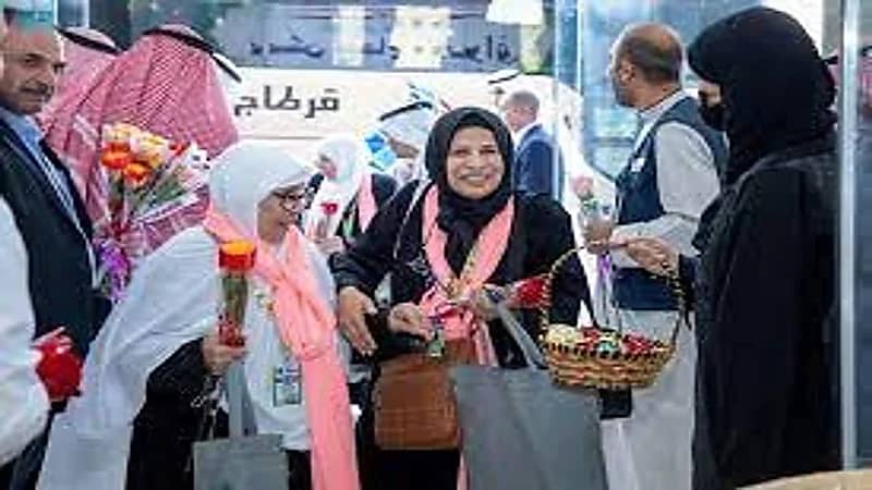 شؤون الحرمين تستقبل الحجاج القادمين لأداء طواف الإفاضة بالحلوى والورود
