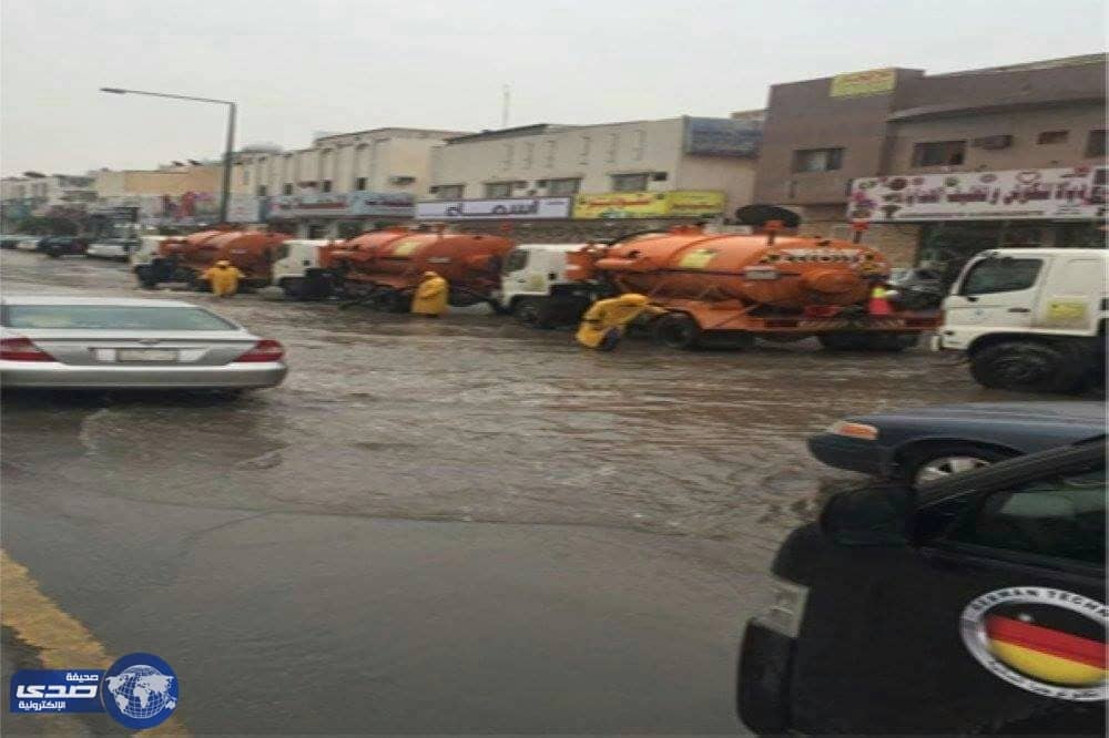 أكثر من 800 مضخة وآلية و 1200 عامل لمواجهة الأمطار بالرياض