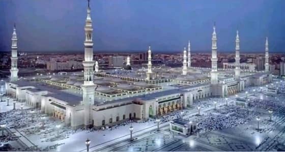 إمام المسجد النبوي يؤم المصلين للاستسقاء