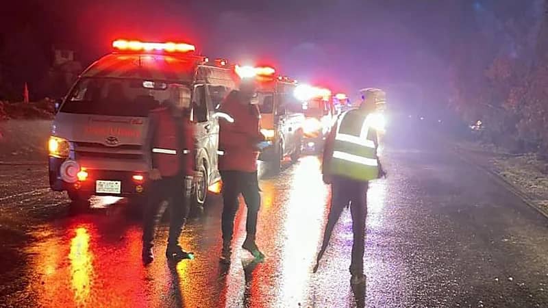 انقلاب حافلة تودي بحياة 6 أشخاص وإصابة العشرات .. صور