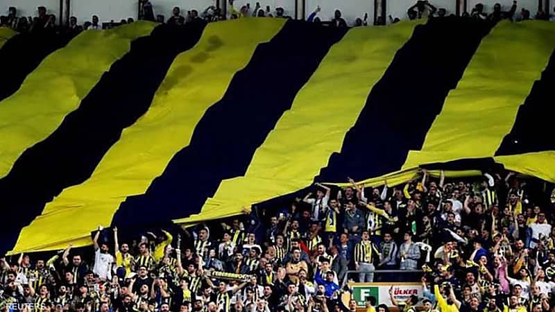 جمهور مانشيستر يونايتد يتعرض لهجوم شرس من مشجعي فنربخشة .. فيديو