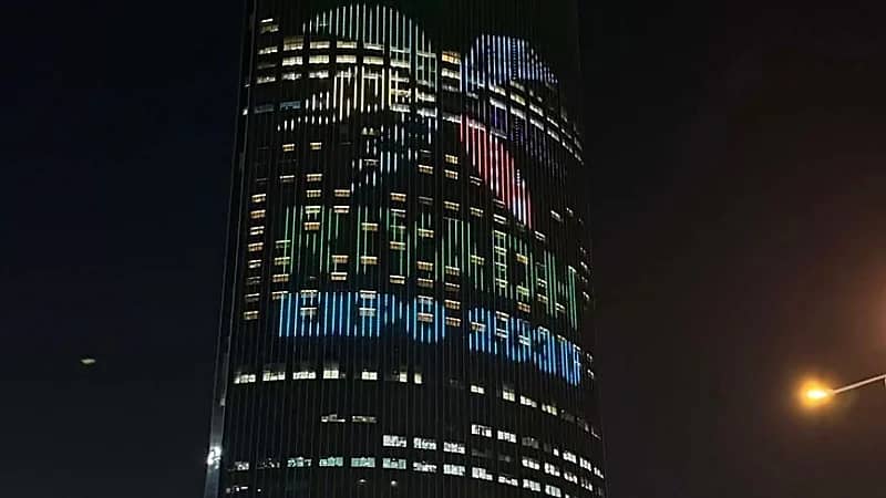 برج الرياض يتزين بالعلم الوطني بعد الفوز بتنظيم إكسبو 2030