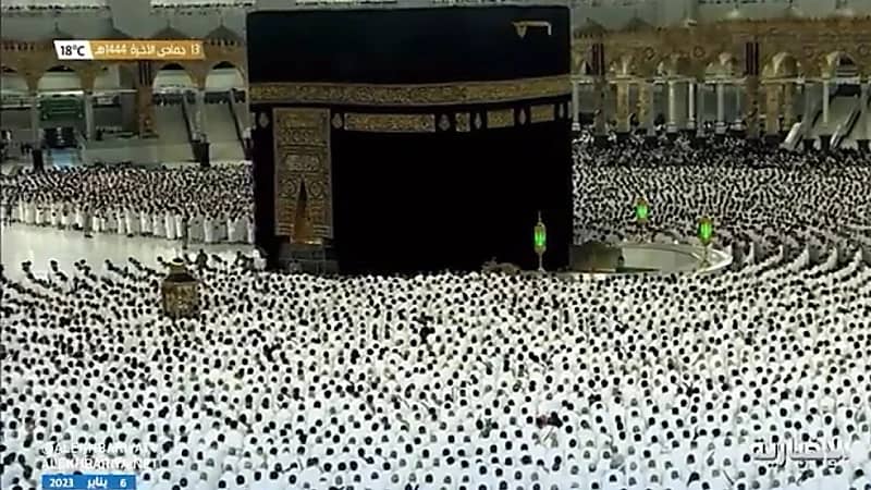 مشاهد روحانية لجموع المصلين أثناء تأديتهم صلاة الفجر في الحرم المكي